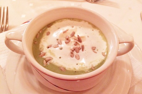 Erbsensuppe mit Haube und Sonnenblumenkernen