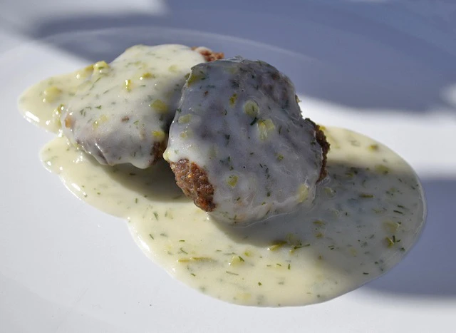 Strazy mit Gurken-Senf-Sauce