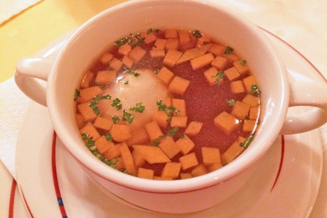 Klare Suppe mit Ricottaknöderln