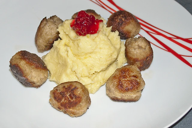 Fleischkl&ouml;&szlig;chen auf Kartoffelkrone