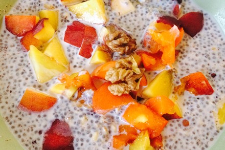 Chiapudding mit frischen Früchten und Nüssen