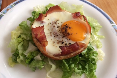 Gebratenes Ei mit Speck