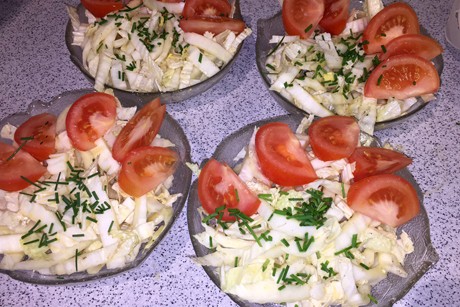Chinakohlsalat mit Tomaten und Senfdressing