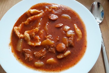 Gulaschsuppe mit Nockerln