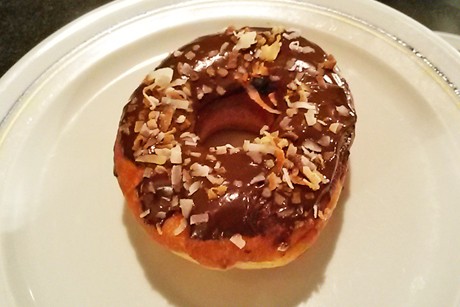 Donuts mit Schokoglasur und Kokoschips
