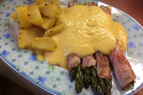 Spargel mit Sauce Hollandaise, Petersilkartoffeln und Schinken