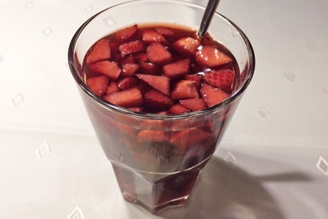 Erdbeerbowle mit Rotwein