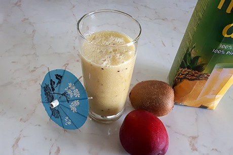 Tropischer Fruchtcocktail