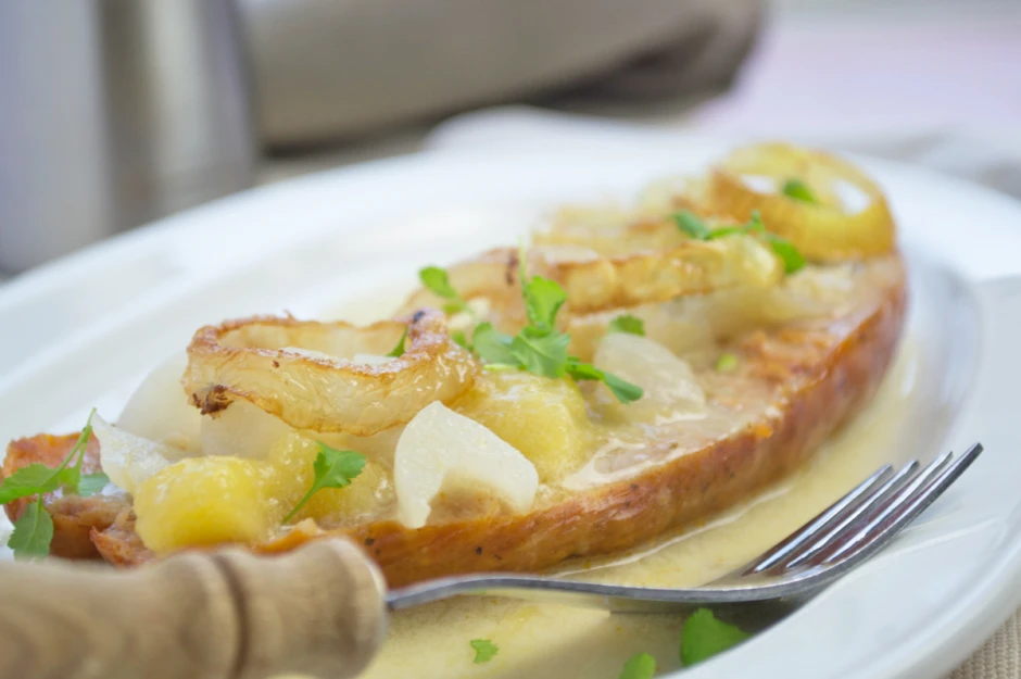 Bratwurst im Zwiebel-Marillen-Mantel