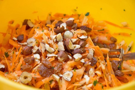 Karottensalat mit Nüssen