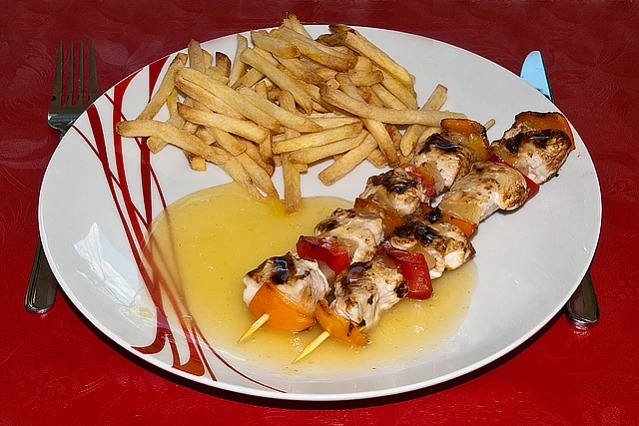 Schweinefleisch-Spieße süß-sauer