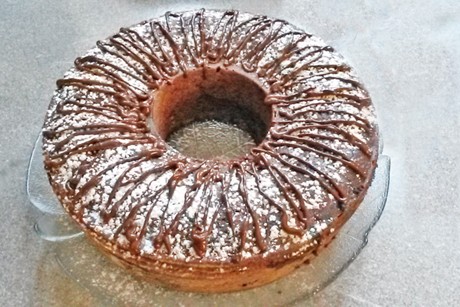 Rotweinkuchen mit Zimt und Amarenakirschen