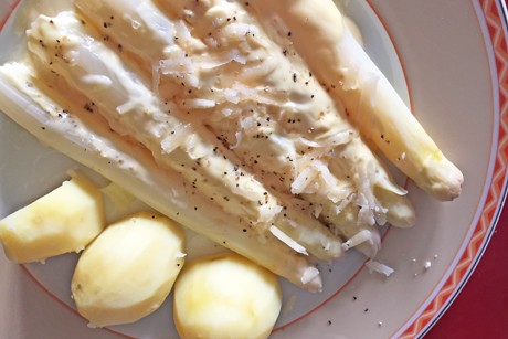 Weißer Spargel mit Erdäpfeln, Hollandaise und Parmesan
