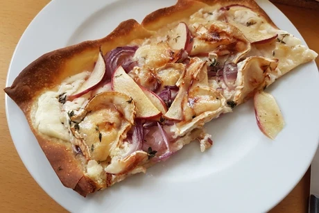 Ziegenkäse-Flammkuchen