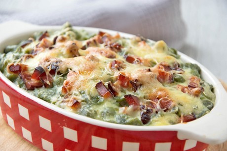 Überbackene Spinatspätzle in Kräuterrahmsauce