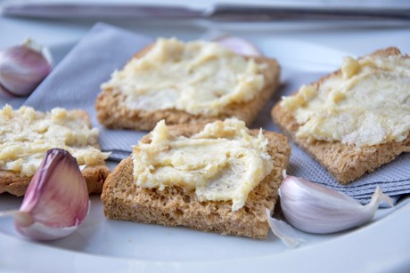 Knoblauchbutter aus dem Ofen