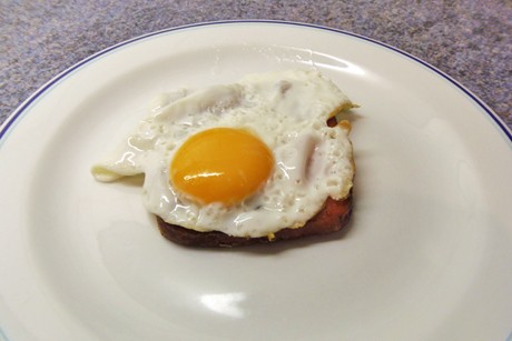 Leberkäse mit Ei