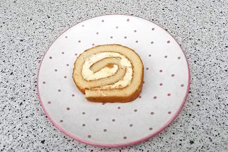 Biskuitroulade mit Vanillecreme