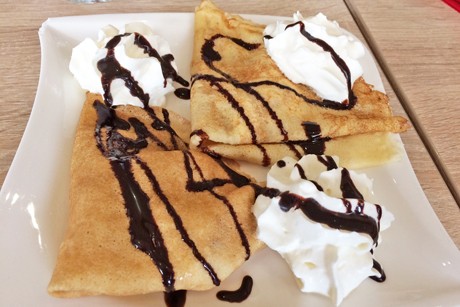 Eispalatschinken mit Schokosauce