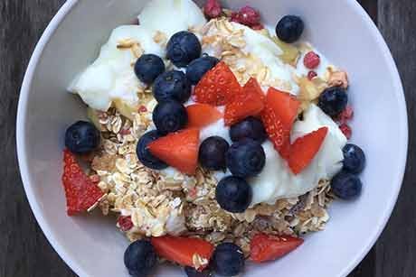 Müsli mit Leinsamen und frischen Früchten