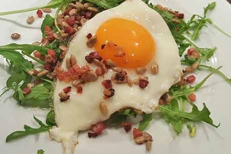 Ruccolasalat mit gebratenem Speck und Sonnenblumenkerne
