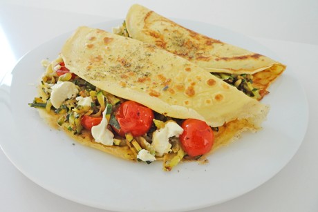 Omelette mit Zucchini, Tomaten und Feta