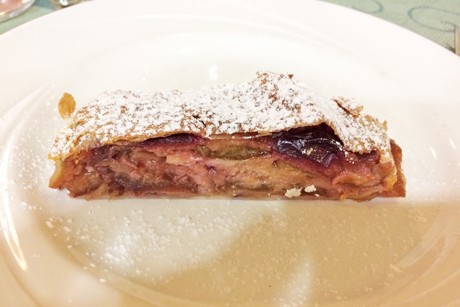 Zwetschkenstrudel