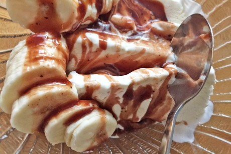 Mövenpick Bourbon Vanille mit schwedischer Kolasås (Karamellsauce) und Bananen