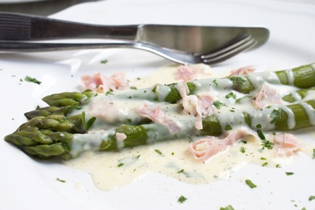 Spargel mit Schinken-Käse-Sauce
