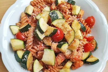 Italienische Nudelpfanne mit Zucchini