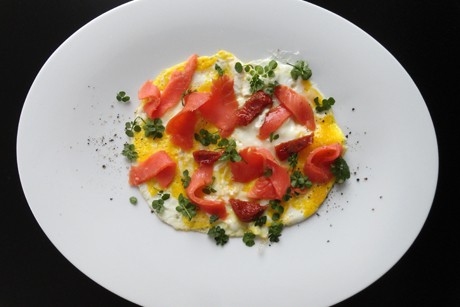 Kräuteromelette mit Räucherlachs