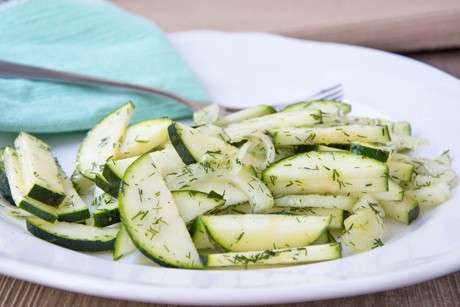 Zucchinisalat mit Dill