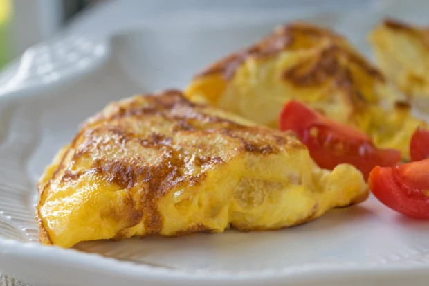 Omelette mit Kartoffeln, Zwiebeln und Peperoni