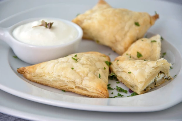 Griechische Bl&auml;tterteigpiroggen mit Kr&auml;utern und K&auml;se