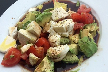 Tricolore mit Tomaten, Mozzarella und Avocado