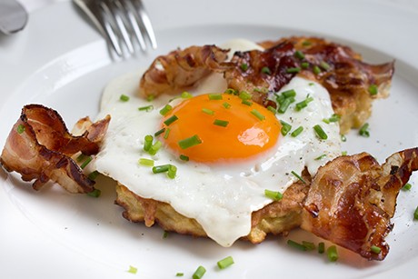 Kartoffelpuffer mit Speck und Eiern