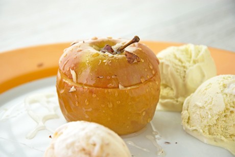 Bratapfel mit Eis