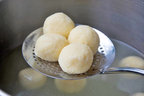 Einfache Grießknödel