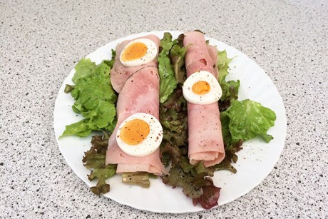 Schinkenrollen auf Blattsalat