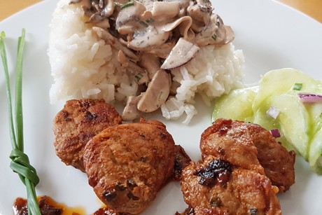 Schweinemedaillons mit Reis und Champignonsauce