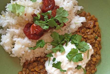 Linsencurry mit Reis, Tomatenchutney und Kokosjoghurt