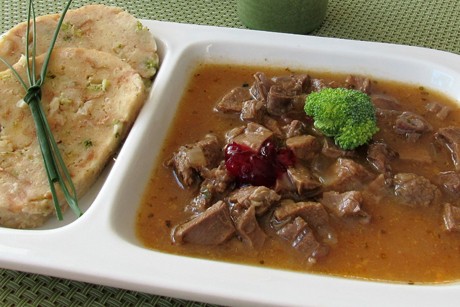 Rehgulasch mit Brokkoliserviettenknödel