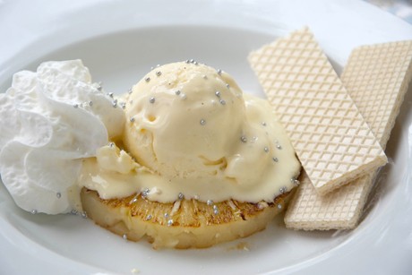 Gegrillte Ananas mit Eis