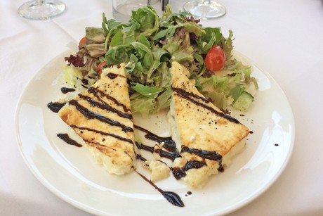 Gegrillter Schafkäse mit gemischtem Blattsalat