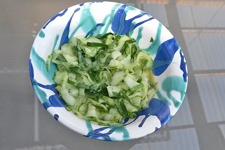 Gurkensalat mit Bärlauchstreifen