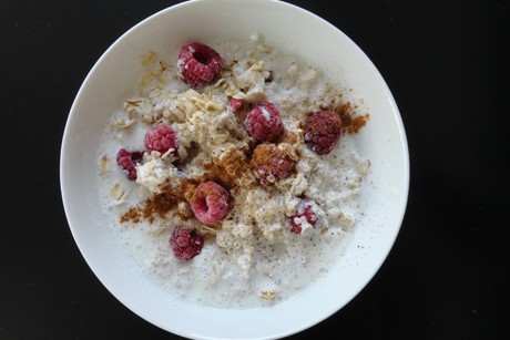 Frühstücksbrei mit Himbeeren