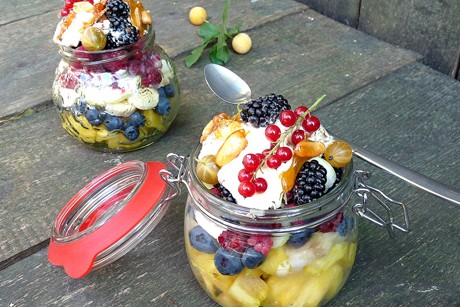 Fruity Bowl mit Bourbon-Vanilleeis und Erdnuss-Karamell