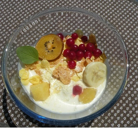 Dickmilch mit frischen Fr&uuml;chten