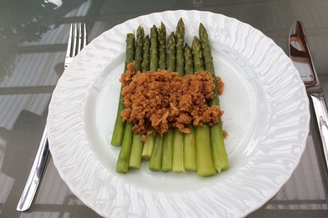 Grüner Spargel mit Knoblauchbrösel