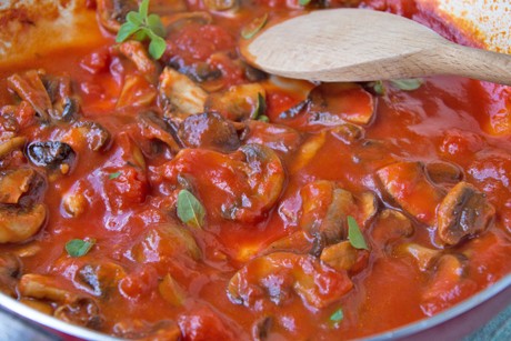 Champignons in Tomatensoße